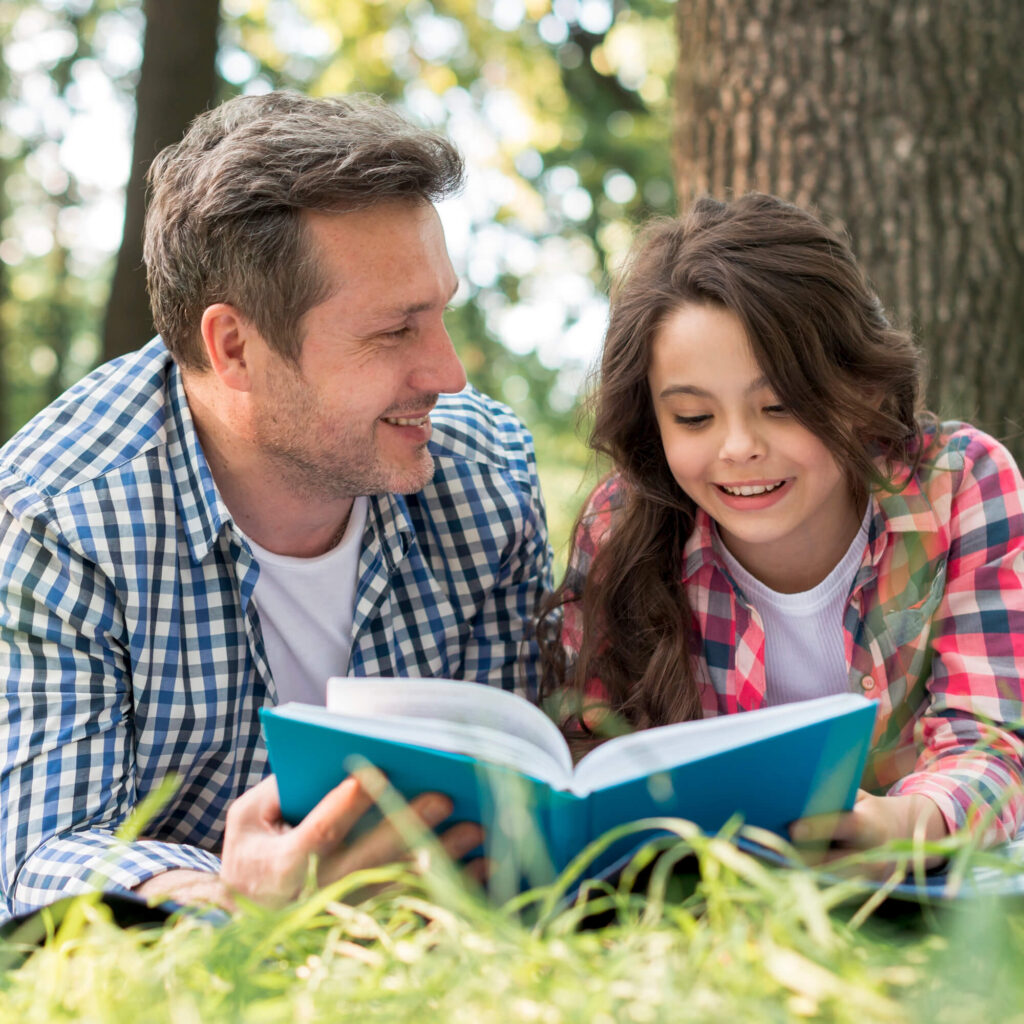 Padre-e-hija-leyendo-la-biblia