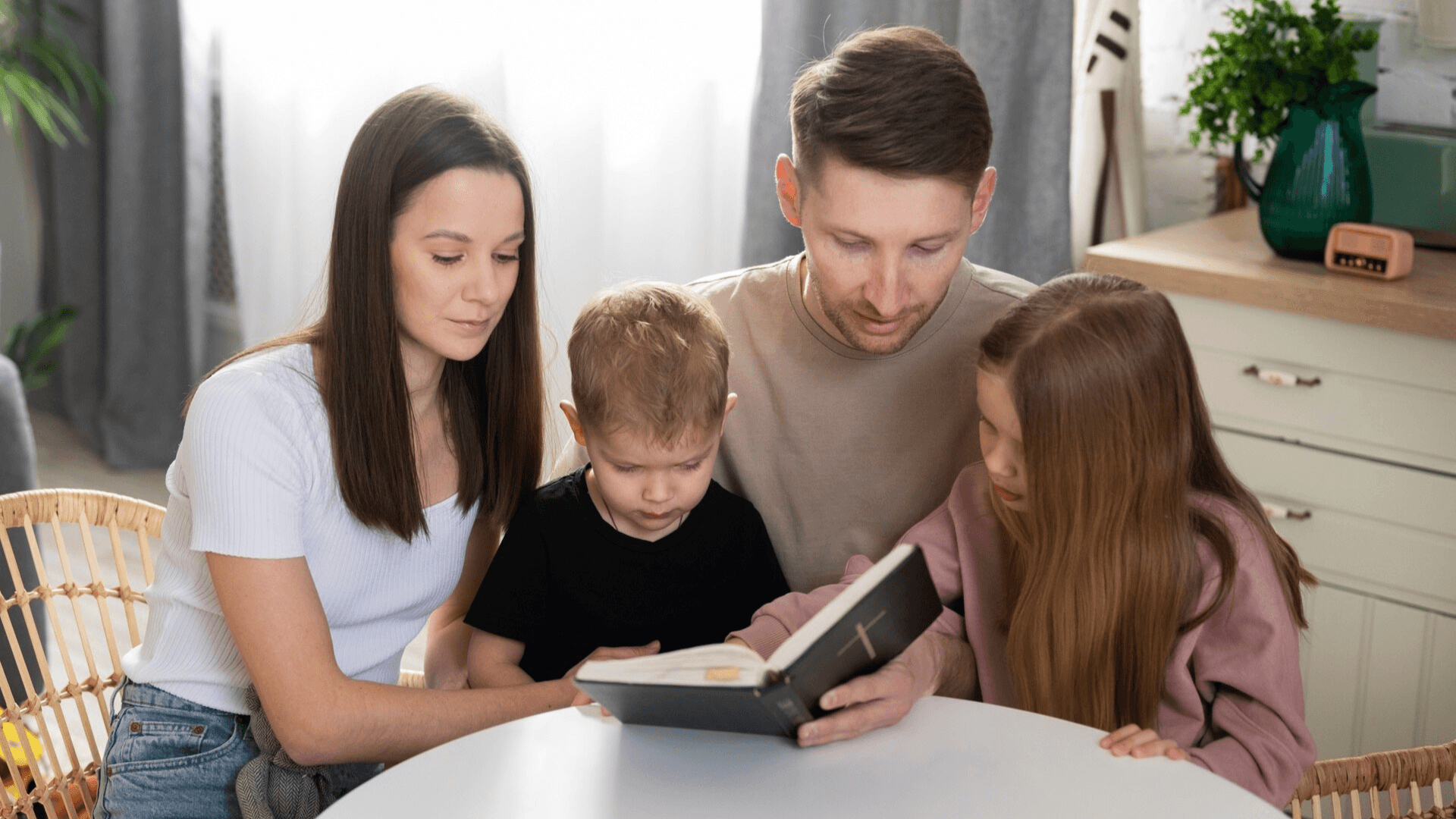 Padres-orando-a-Dios-con-sus-hijos